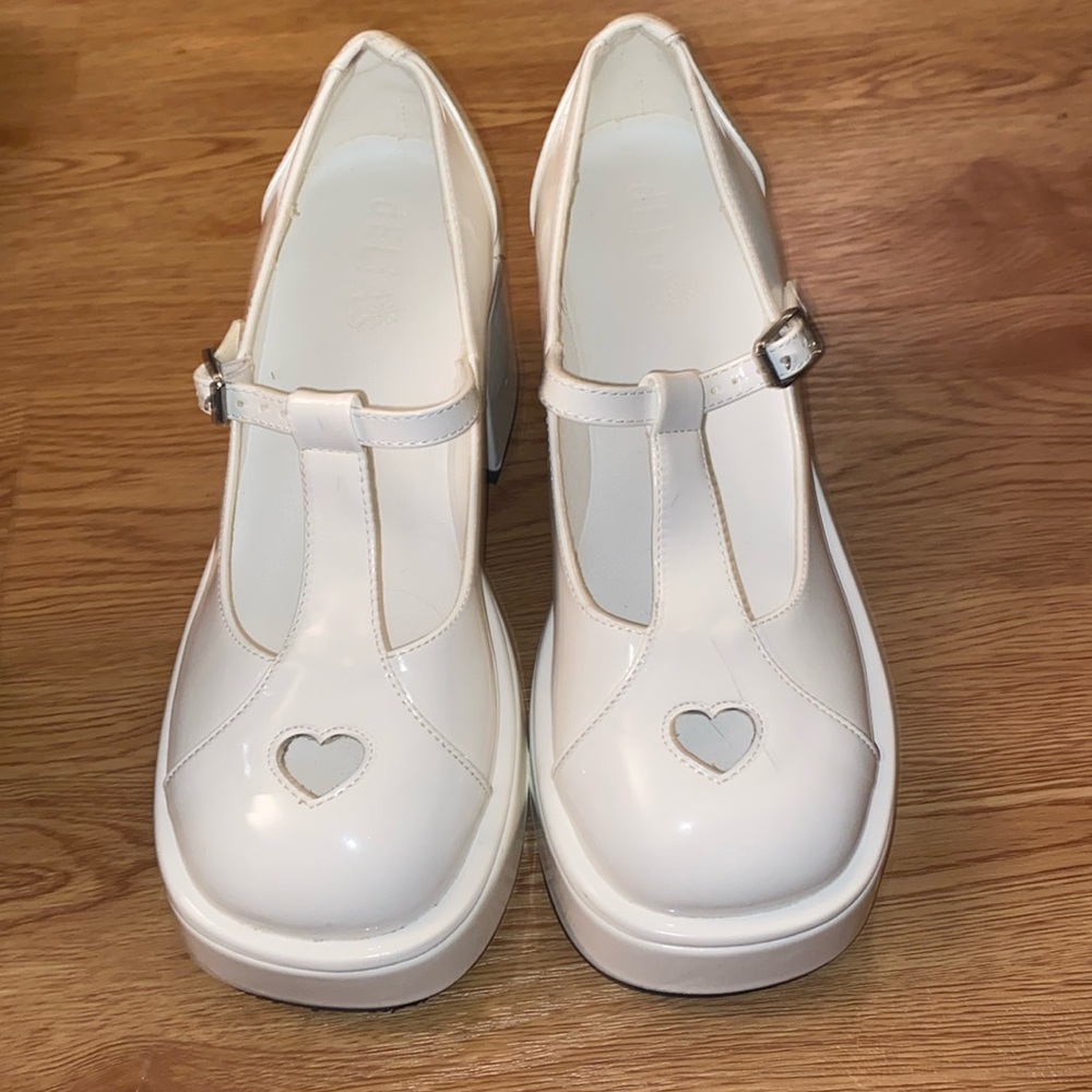 Delia’s white heart 2 inch heel